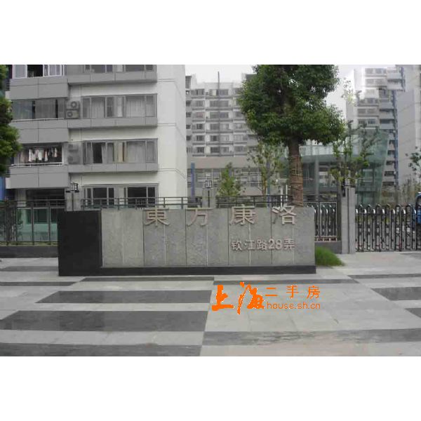 东方康洛楼盘大门