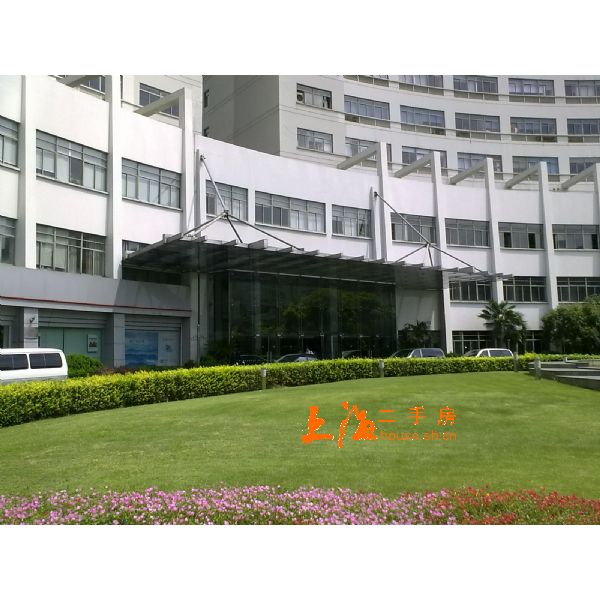 楼前绿化楼盘实景 楼前绿化楼盘实景