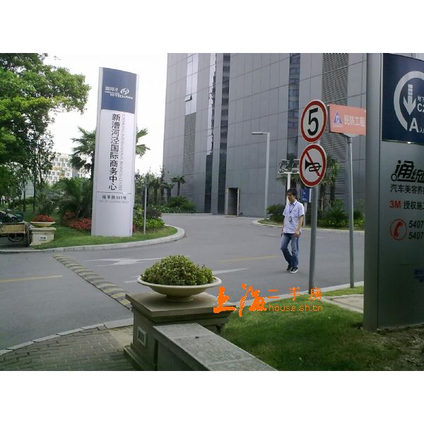新漕河泾国际商务中心楼盘大门