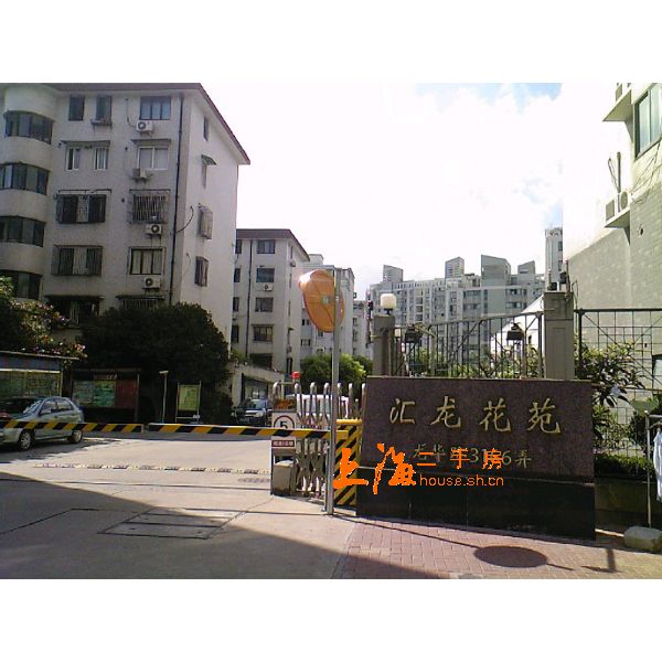 汇龙花园楼盘大门