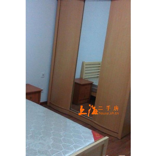 龙吴路2888弄主卧