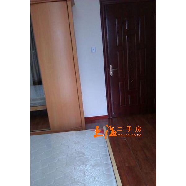 龙吴路2888弄主卧