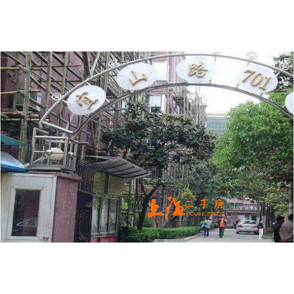 宜山路701号楼盘大门